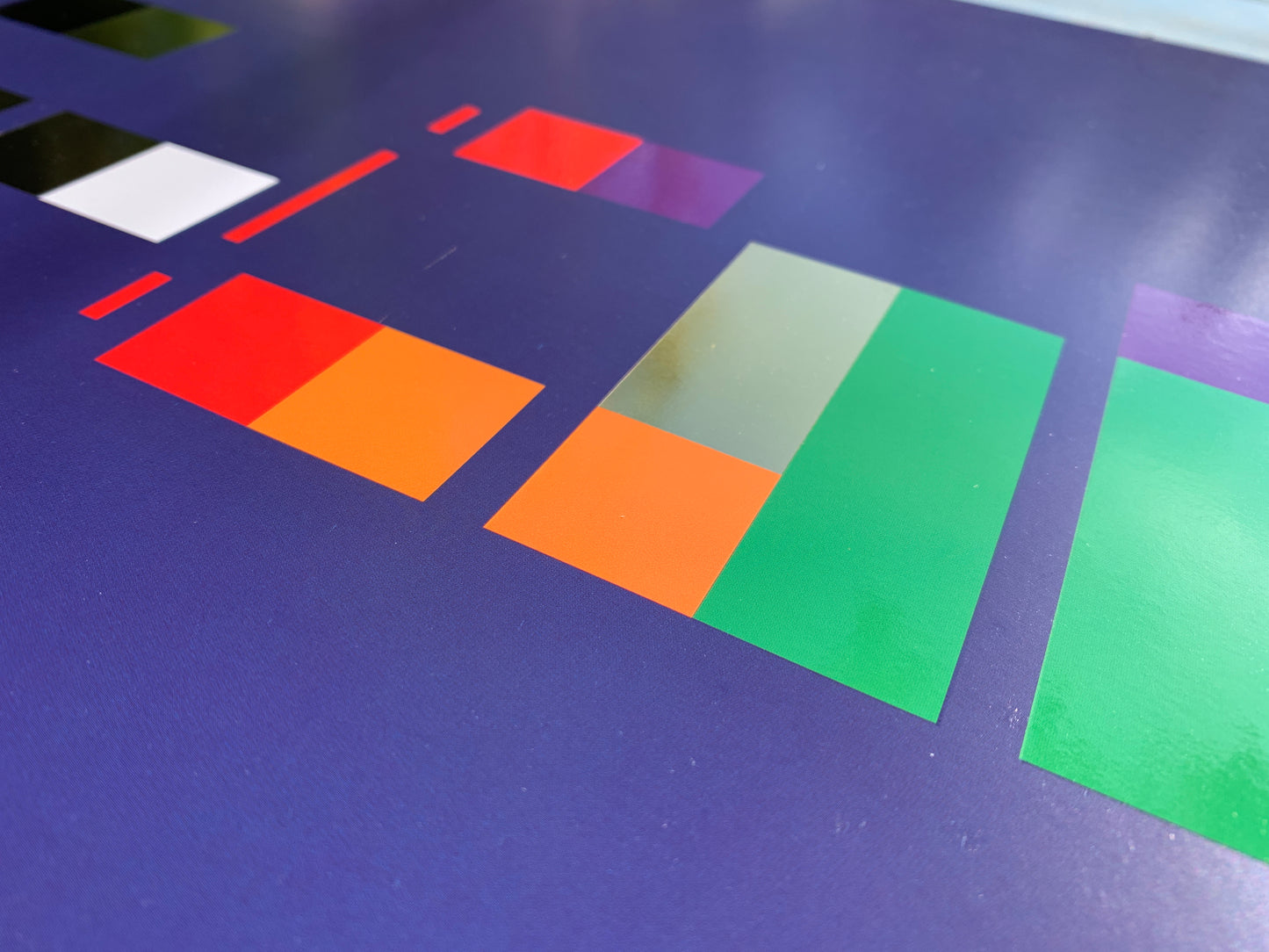 How to read code: Squares are made up of gradients between 2 colors, laid out in 4 columns. A colored square means 1, a gap means 0; Column 1: Black gray, gap, red orange, orange green, green blue; 10111=x; 2nd: Black gray, gray white, gap, yellow green, green blue; 11011=shift; 3rd: Gap, gap, gap, yellow green, green blue; 00011=9; Shift 9=&; 4th: Black gray, gap, red violet, gap, violet blue; 10101=Y